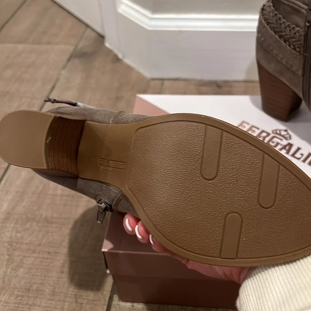 FERGALICIOUS by FERGIE taupe suede booties size 8.5 - Picture 3 of 4